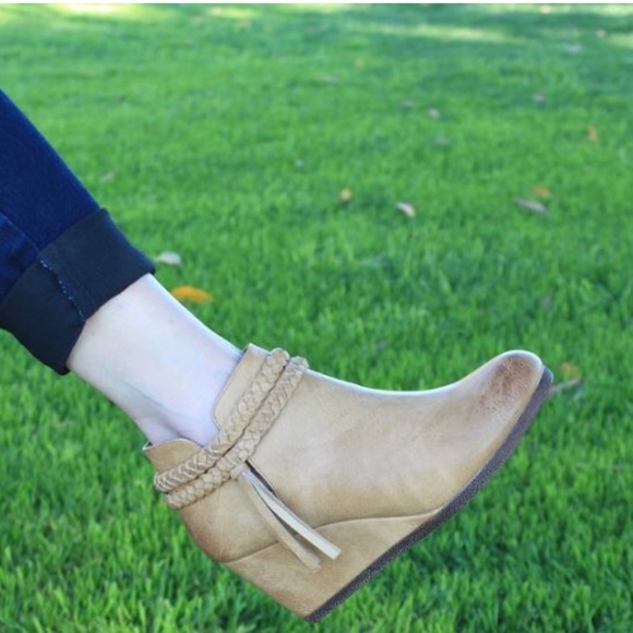 Size 6.5 And SZ 9 Beige Wedge - Picture 3 of 3